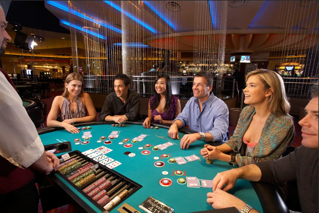 Интеллектуальные игры для компании. Казино Покер. Покер игра казино. Люди в казино. Стол казино Покер.
